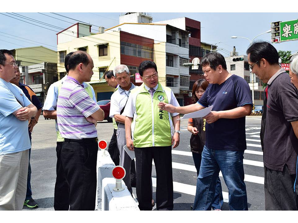 番社口坑排水護岸工程改善  市長邱建富偕同民代勘查