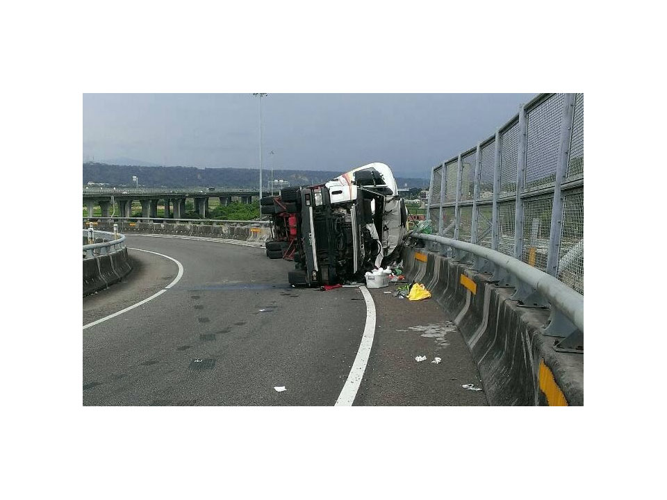 化學槽車車速太快 國道翻覆險墜40米橋