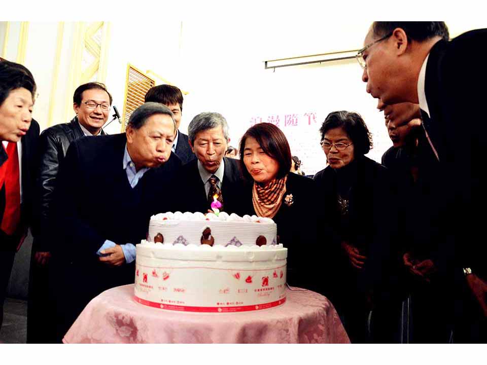 翁金珠個展開幕適逢生日 政商冠蓋雲集藝術館擠爆