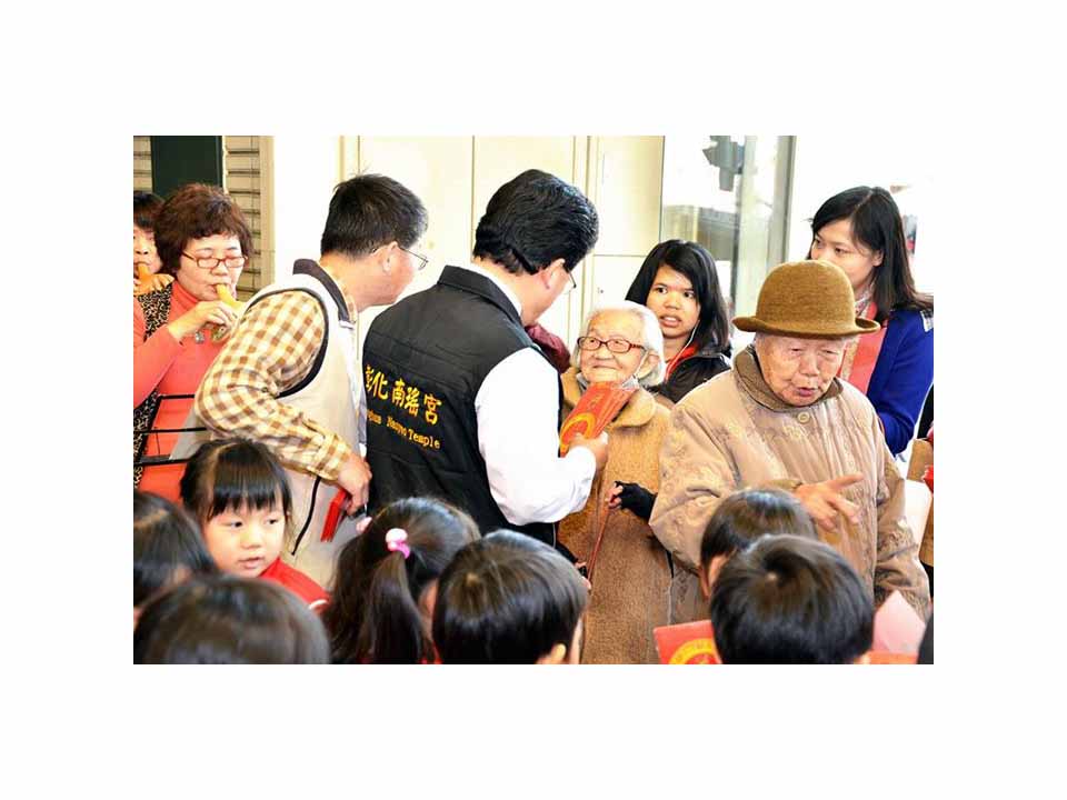 邱建富揮毫春聯「有聲有色」限量紅包92歲阿嬤搶拿