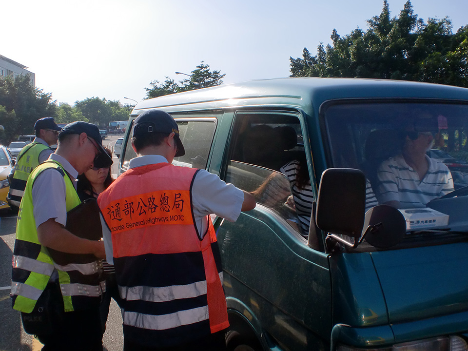 守護學童行車安全 臺中區監理所擴大聯合稽查幼童車