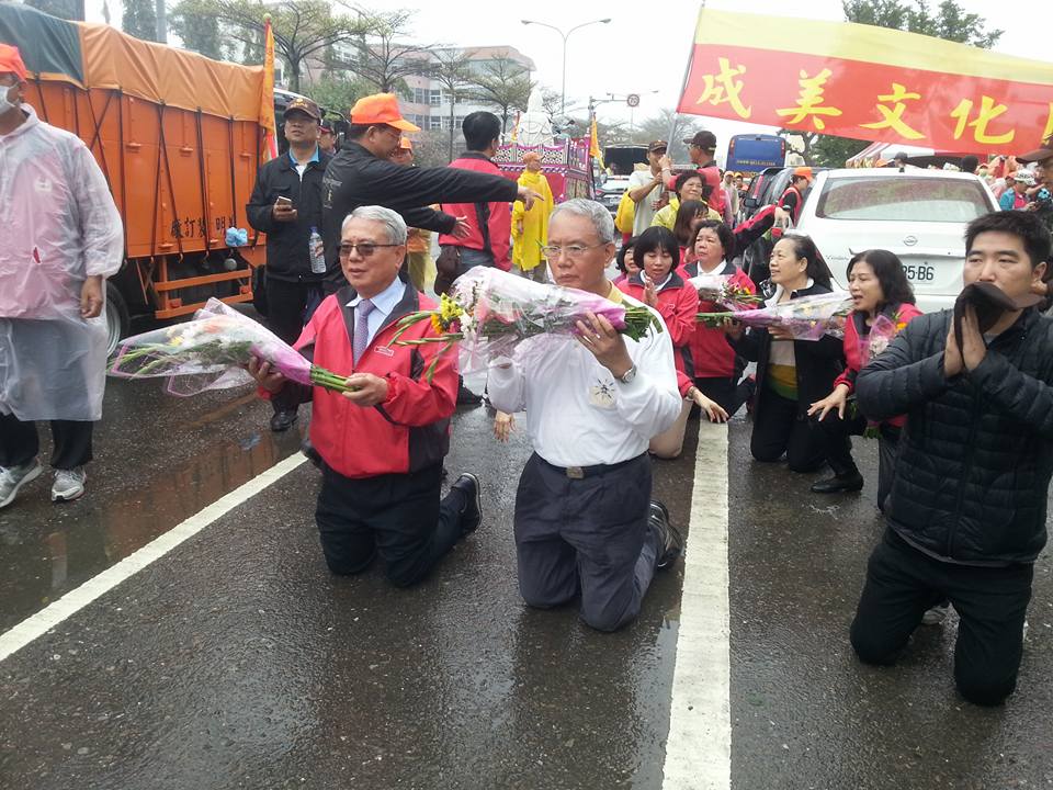 魏氏兄弟大陣仗跪求鑽轎 白沙屯媽祖鑾轎快閃