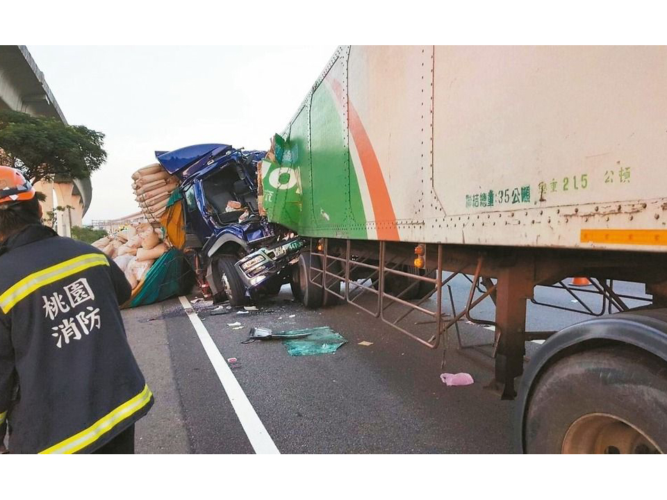 中山高聯結車撞小貨車 3車相撞2死2傷