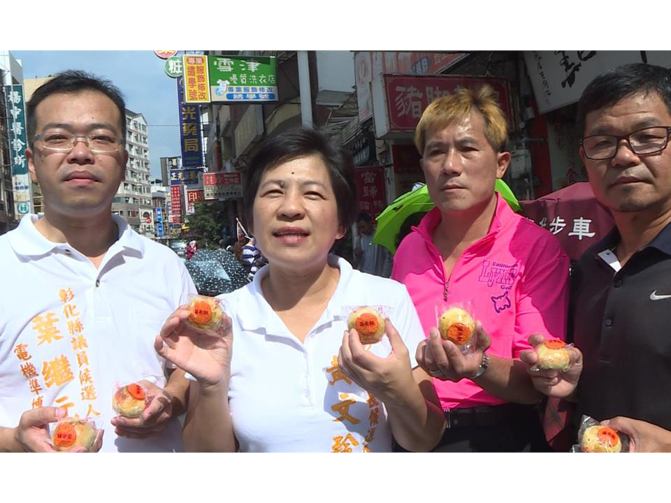 黃文玲送慈善月餅踢館不二家 代購民眾吃完繼續排