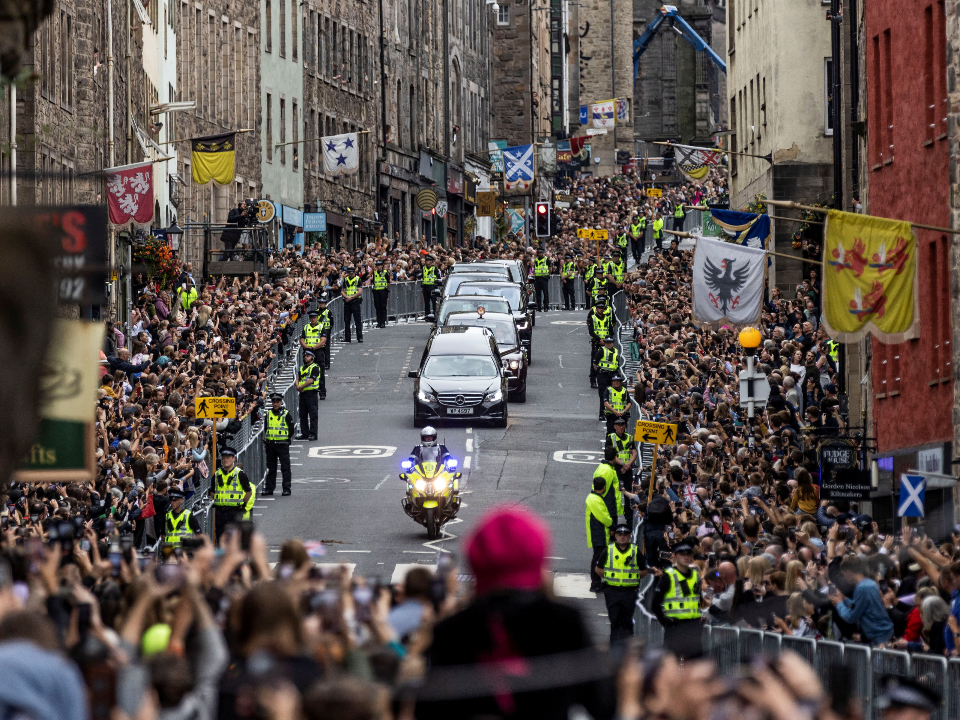 女王移靈愛丁堡！民眾擠爆道路致敬