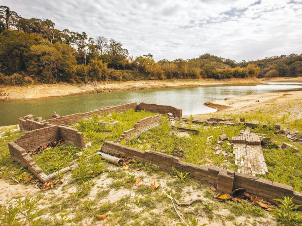 傻眼！水庫見底真乾旱 「水底古厝」土地公廟奇景浮現