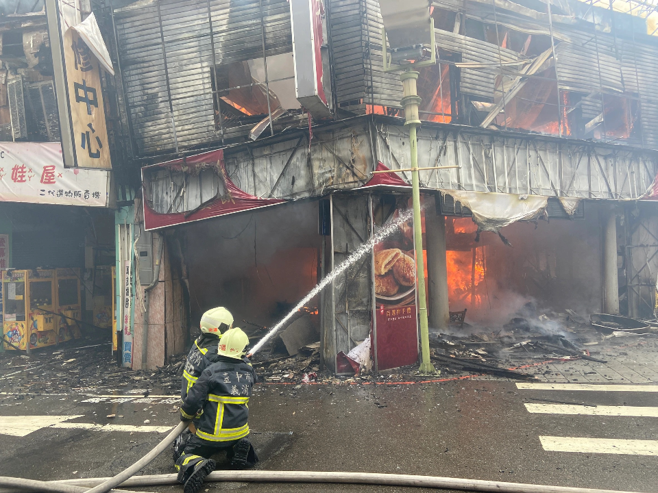 老字號餅店「一福堂」陷火海濃煙竄天際