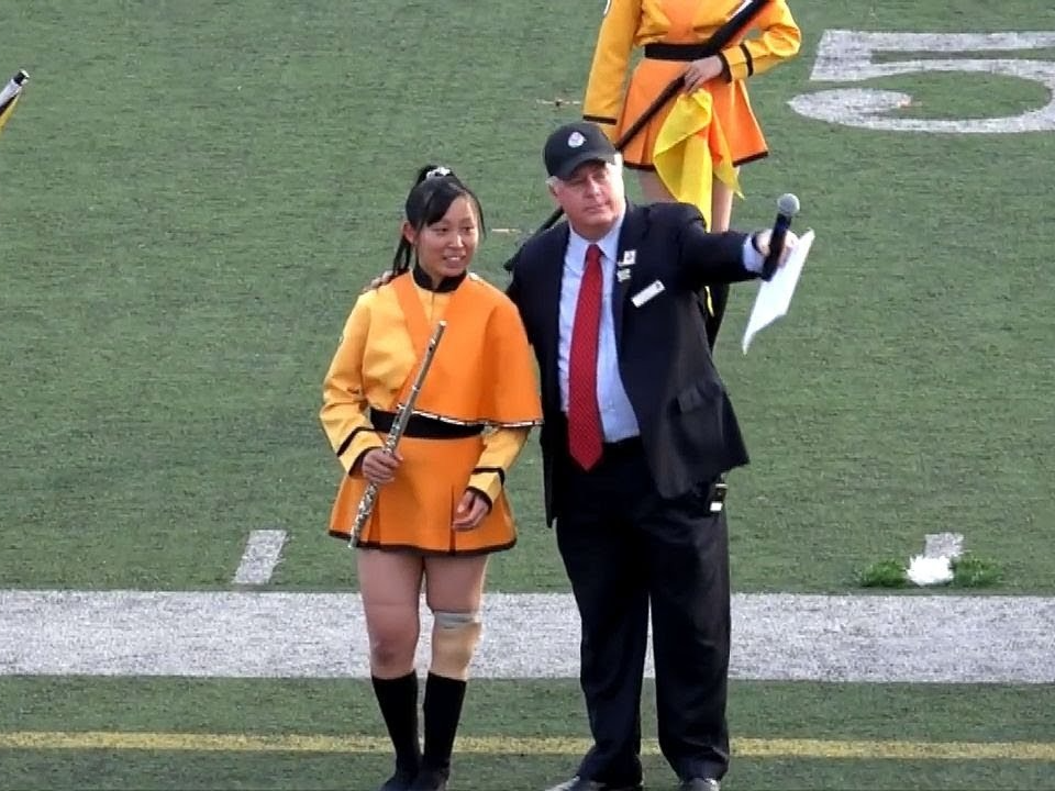 橘色惡魔「義肢女孩」身分曝！深蹲吹奏也精通　網友噴淚