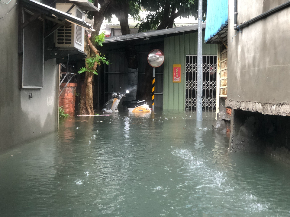 台北雨量破百！汐止淹水在地人傻眼 中部下30分鐘後停了