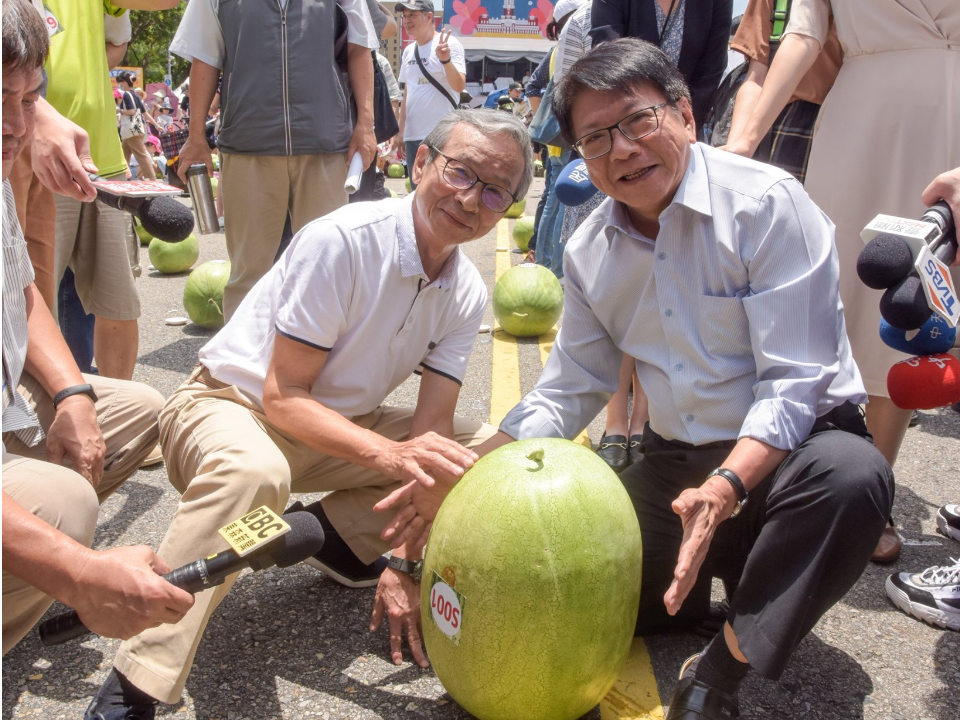 好運999！全民端午來立瓜 總統府凱道千人響應