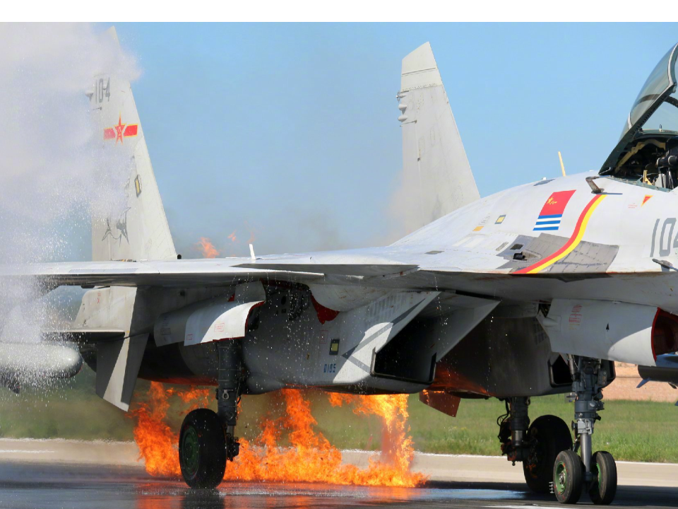 起飛就「撞鳥」共軍曝戰機墜毀