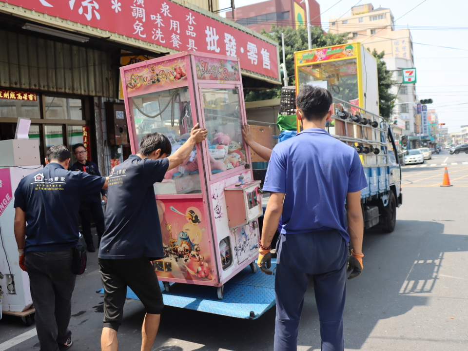 首例！娃娃機店欠稅 機台遭查封