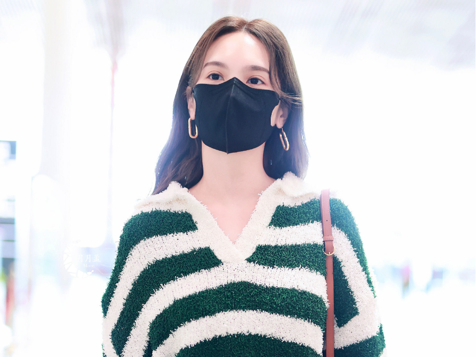 楊丞琳海鮮風波後現身！隔著口罩「零笑容」