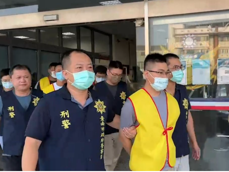 南二監門前囂張接風！ 嗆警 14人被逮