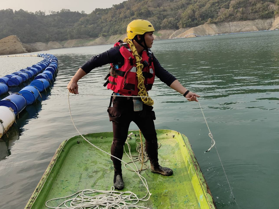 鯉魚潭水庫清淤意外！ 22歲工人疑落水警消搶搜救