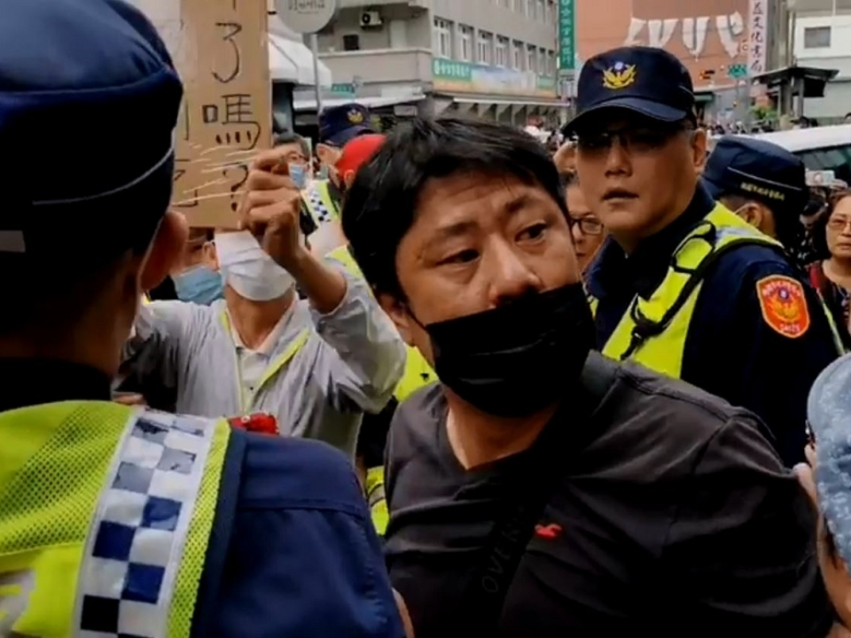 韓粉「出征」王浩宇服務處丟蛋 「杏仁哥」遭警方帶走