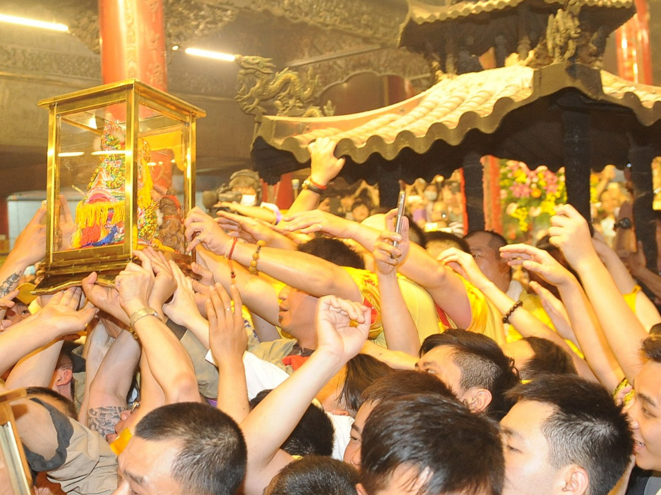哇！大甲媽遶境回鑾 眾人沒扶好「這神像」掉地