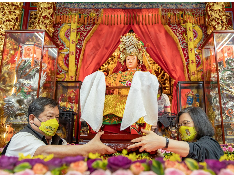 白沙屯媽祖出神龕！九萬人簇擁