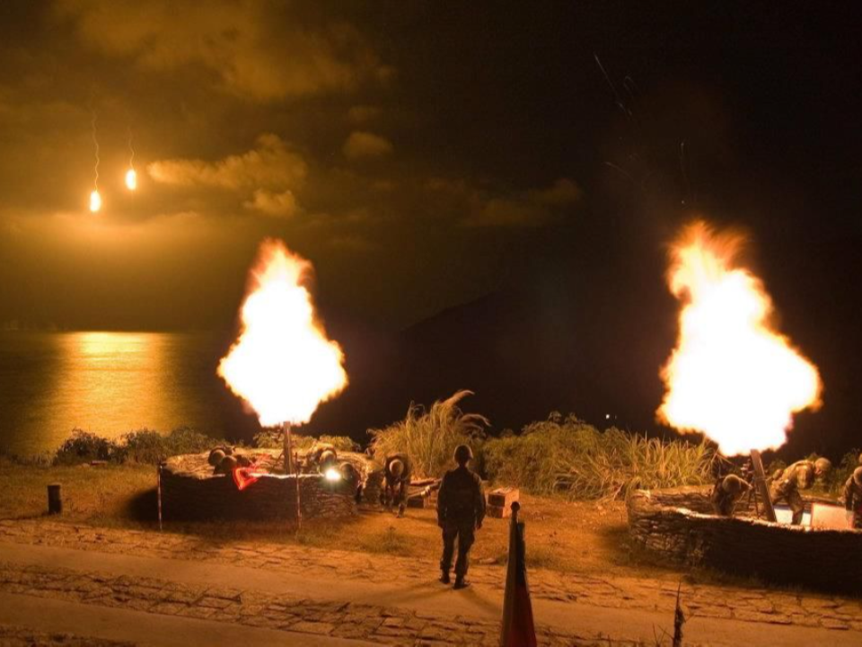 不明無人機現蹤東引上空！軍方發射信號彈