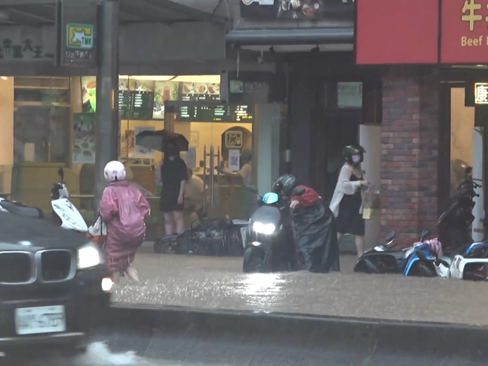 豪雨灌北市！市府宣布：開放全市路邊紅黃線停車 