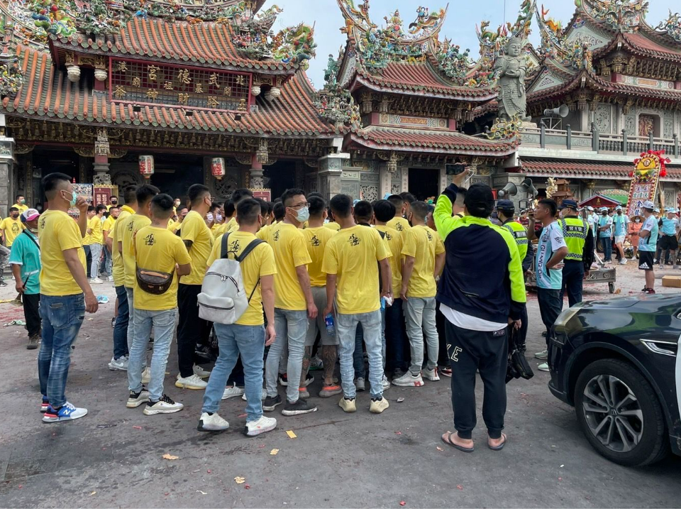 武德宮大亂鬥！失控民眾竟偷開警車