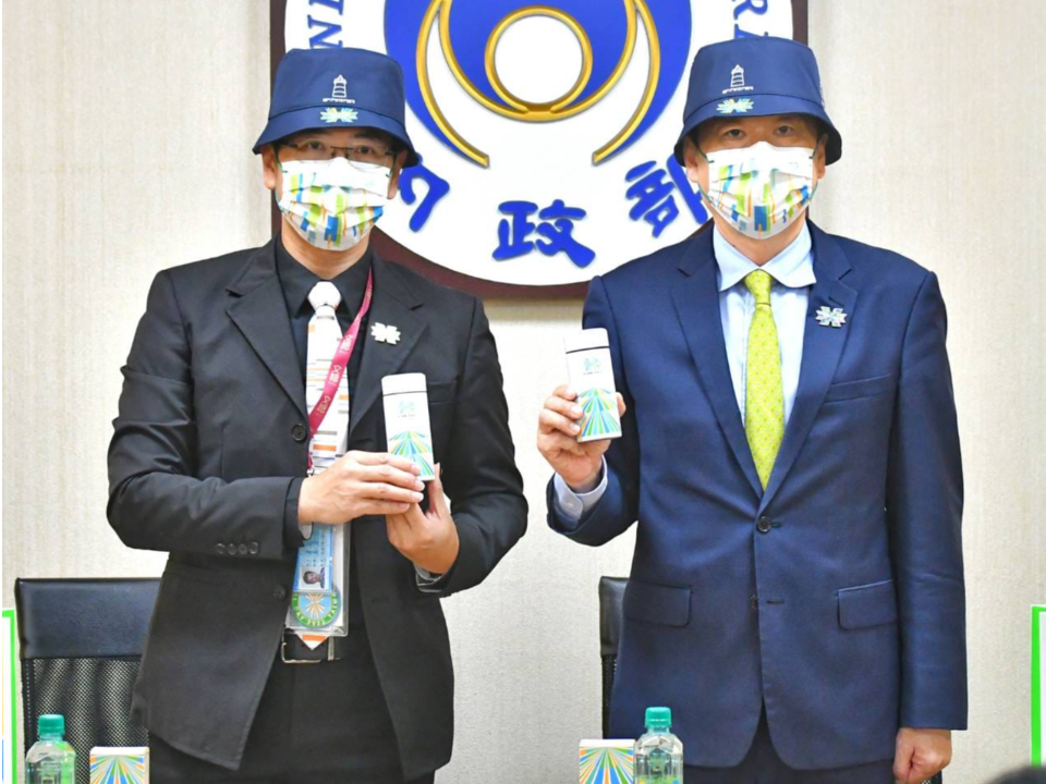 國慶禮賓物開箱 漁夫帽、保溫杯吸睛