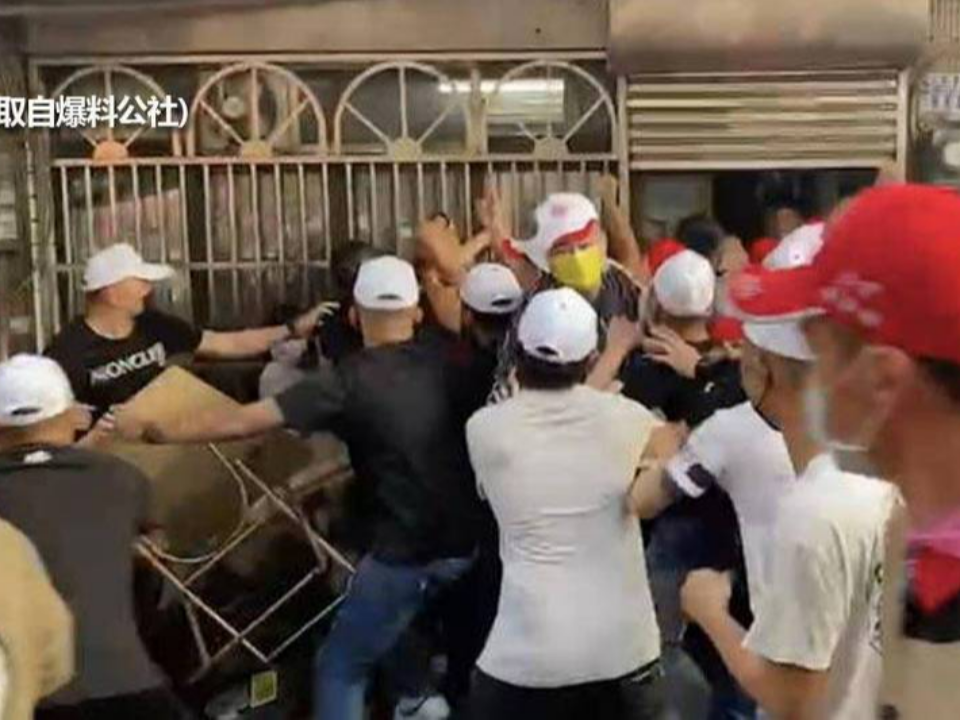 失控畫面曝光！彰化市變打架媽格鬥場 