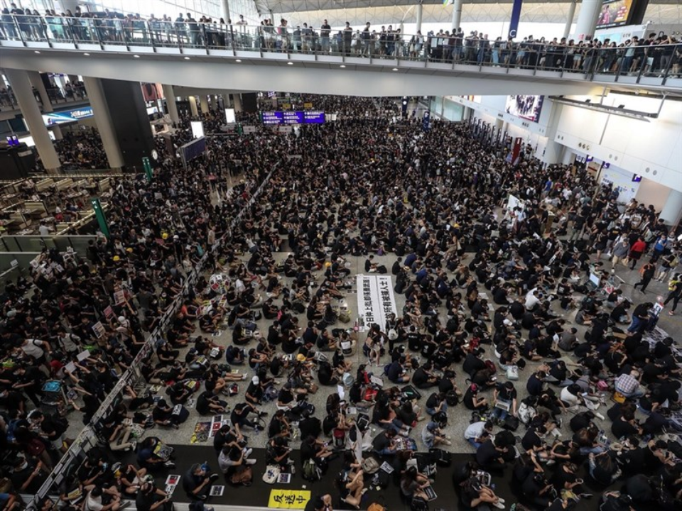 警察臥底？陸客遭港示威者圍困4小時