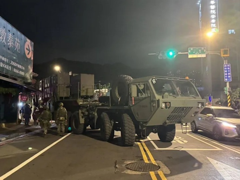 愛國者飛彈車 轉彎卡路邊4小時