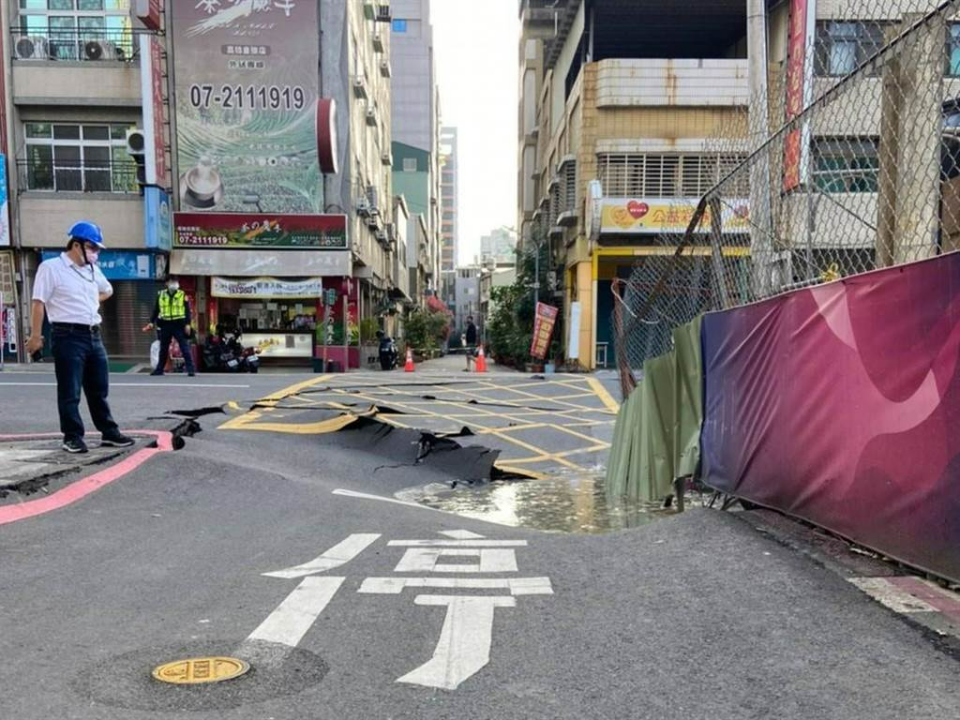 高雄工地開挖地下室 地層下陷驚險照曝光