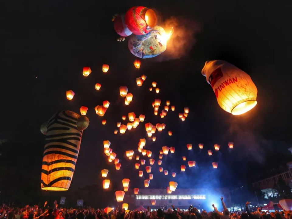 平溪天燈節登場 主燈疑太重相撞燃燒墜落