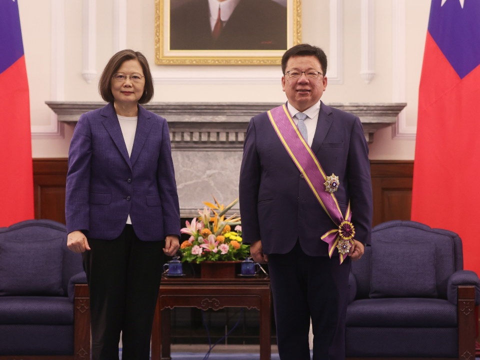 李俊俋參選嘉義市長 蔡英文頒贈二等景星勳章