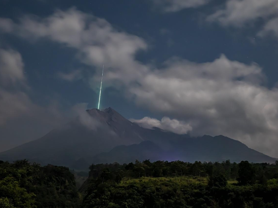 電影情節成真！流星墜入印尼默拉皮火山