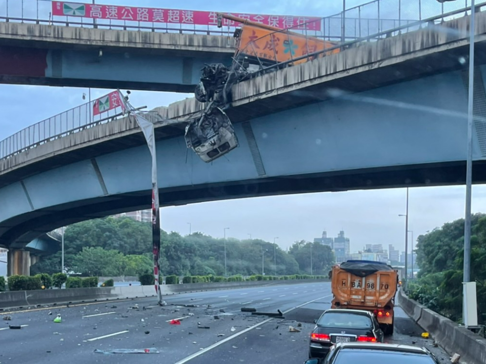 驚險一瞬間！飼料車國道自撞 「斷頭」駕駛懸空受困