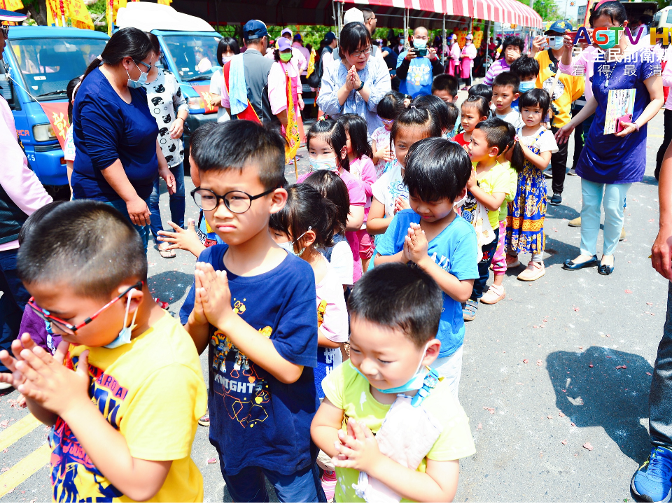 彰化南瑤宮媽祖鑾轎停駕 客厝國小學童興奮鑽轎腳