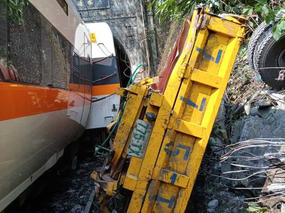 太魯閣號花蓮出軌！6節車廂「卡死隧道」 釀50死