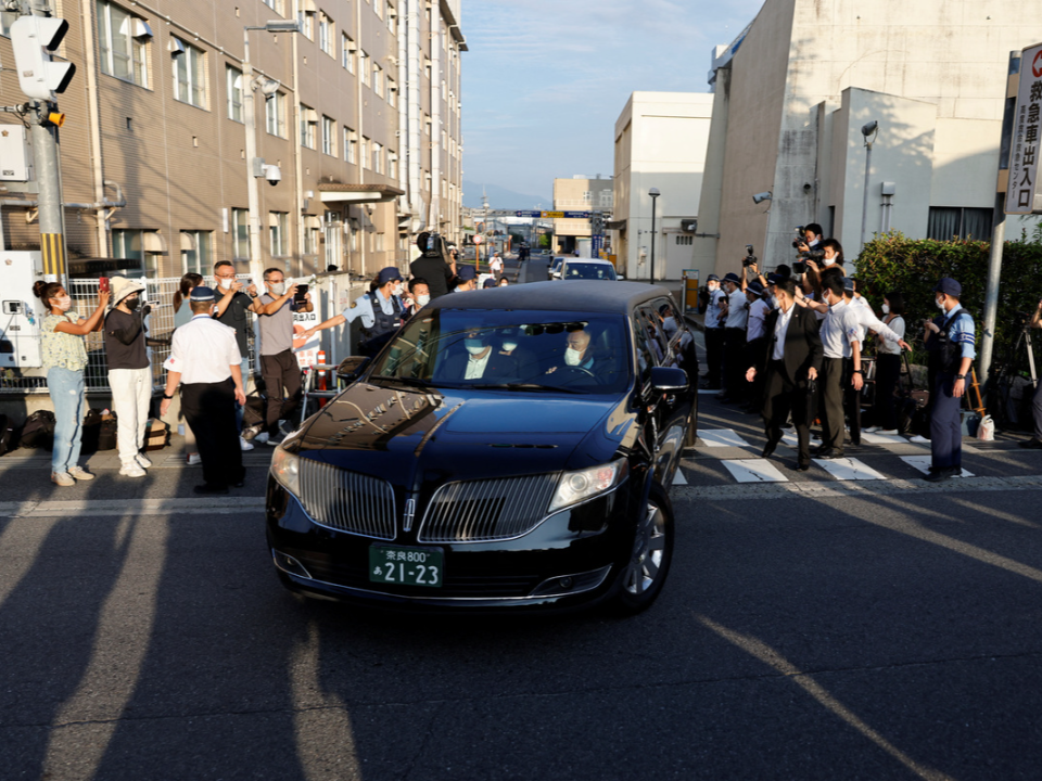 安倍晉三死因出爐！ 妻跟隨遺體靈車