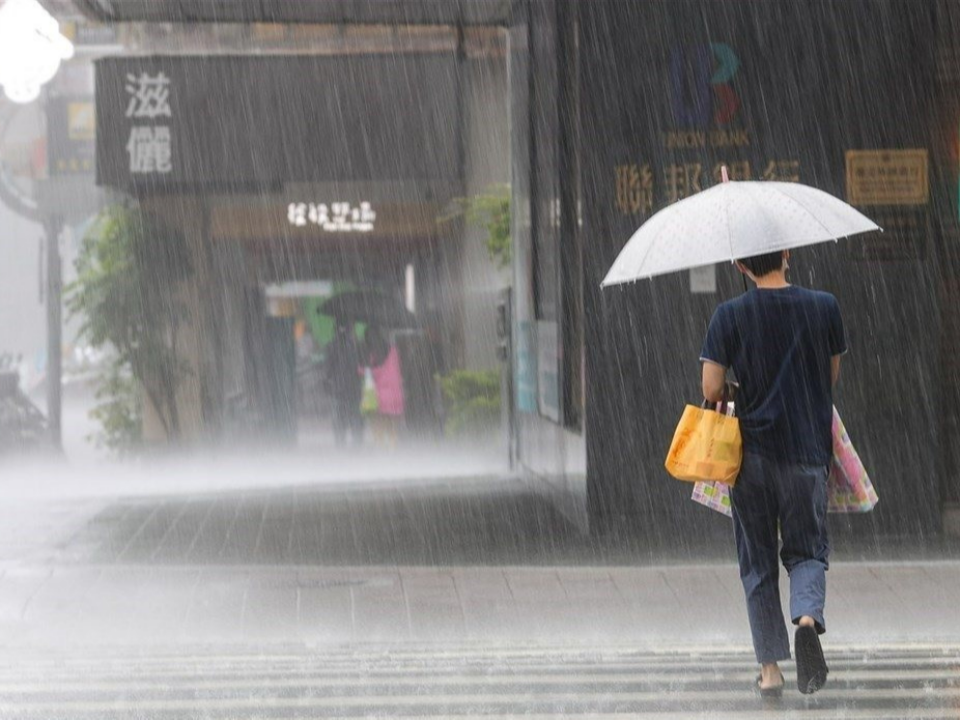 旺盛對流移入 中部以北防雨彈