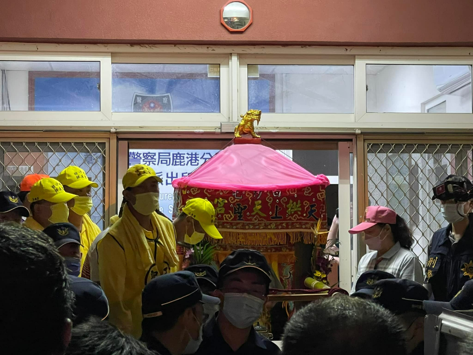 白沙屯媽狂走70公里 駐駕鹿港海埔派出所