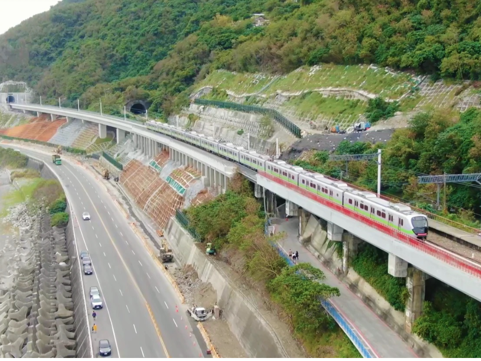 南迴全線電氣化首日卡隧道1小時 台鐵：電車線零件脫落