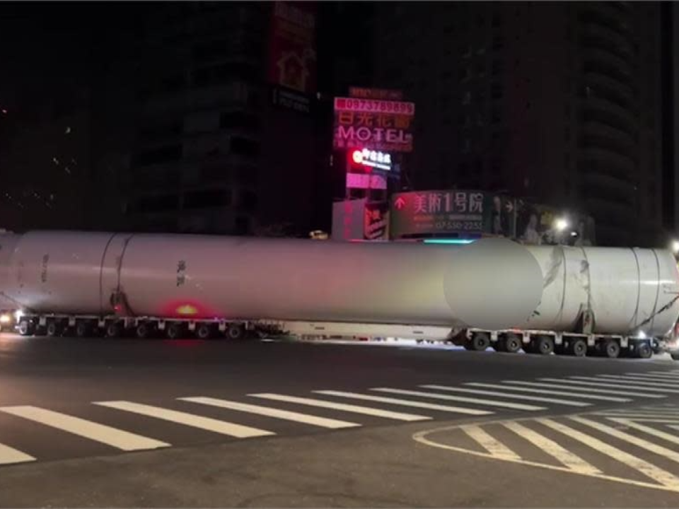 導彈？祕密武器？巨型圓柱夜行引聯想
