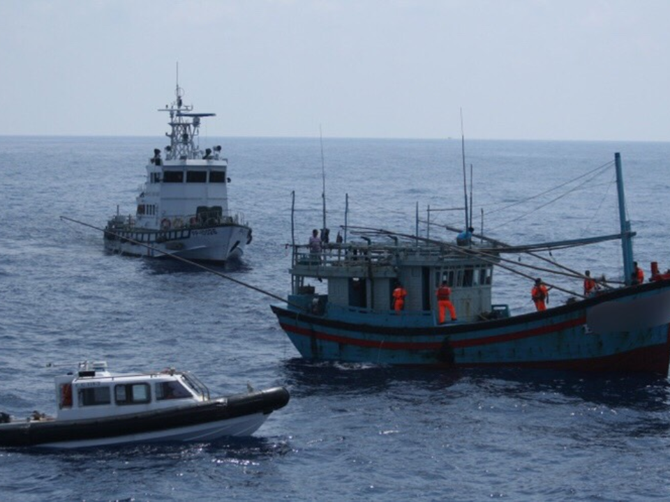 貓鼻頭西南57浬海域發現越南漁船 海巡調派艦艇強勢驅離