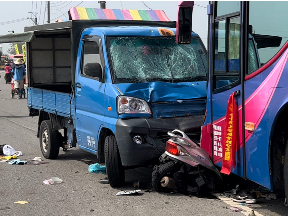 驚悚車禍！趕迎大甲媽鑾轎 騎士迴轉雙車夾殺濺血慘死