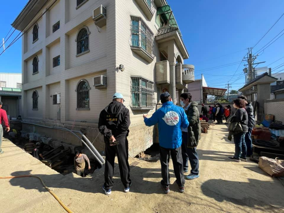 乾坤大挪移！地主砸重金把千噸別墅搬移 讓草湖匝道順利動工