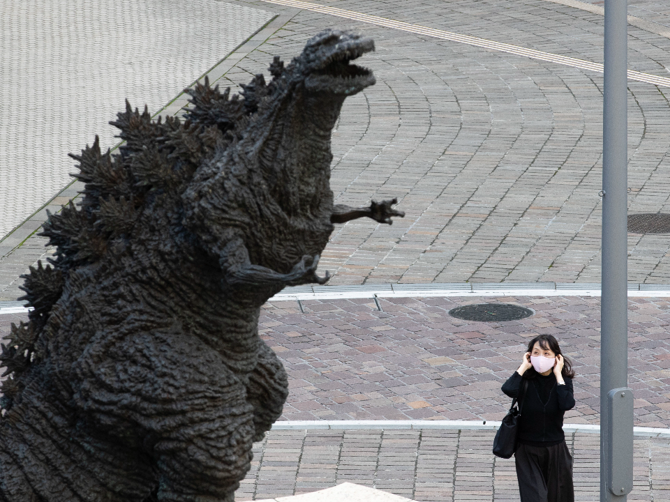 擅將「哥吉拉」送人鬧離婚！！妻帶回模型哭求：快回家