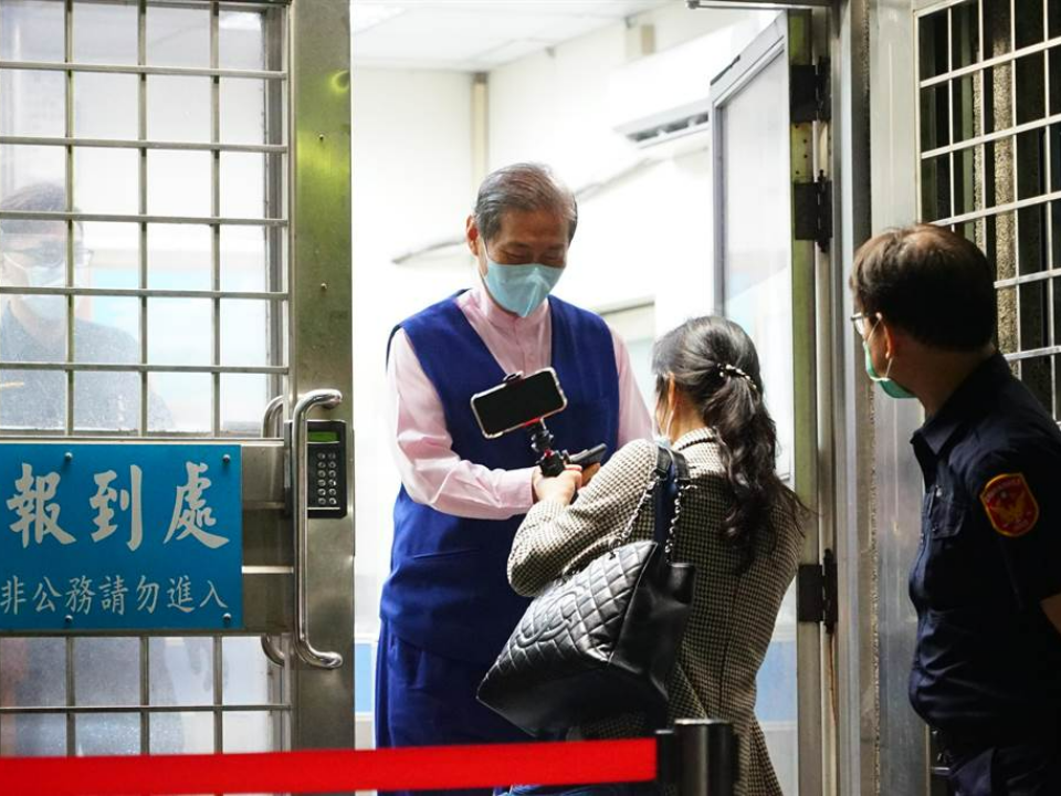 白狼到案30萬交保 反控彰警局長「組織犯罪」