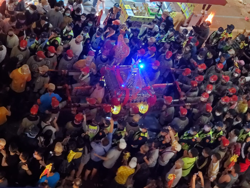 大甲媽遶境回鑾！酒後欲鑽轎底遭制止 持金爐欲砸鑾轎被逮