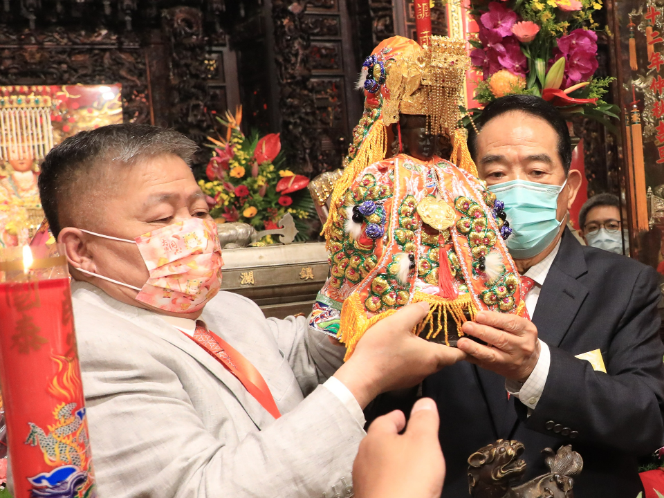 最冷清大甲媽起駕！政壇名人全缺席 宋楚瑜親迎媽祖登轎