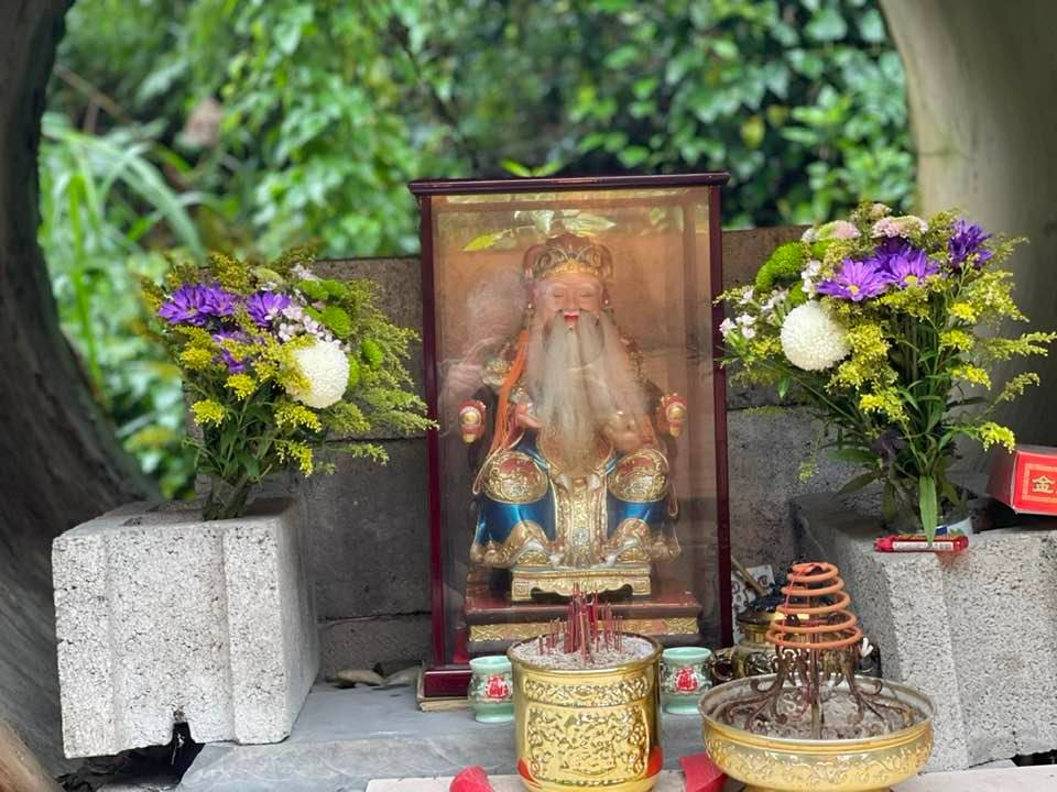 埔里雜草叢中 出現「涵管土地公廟」