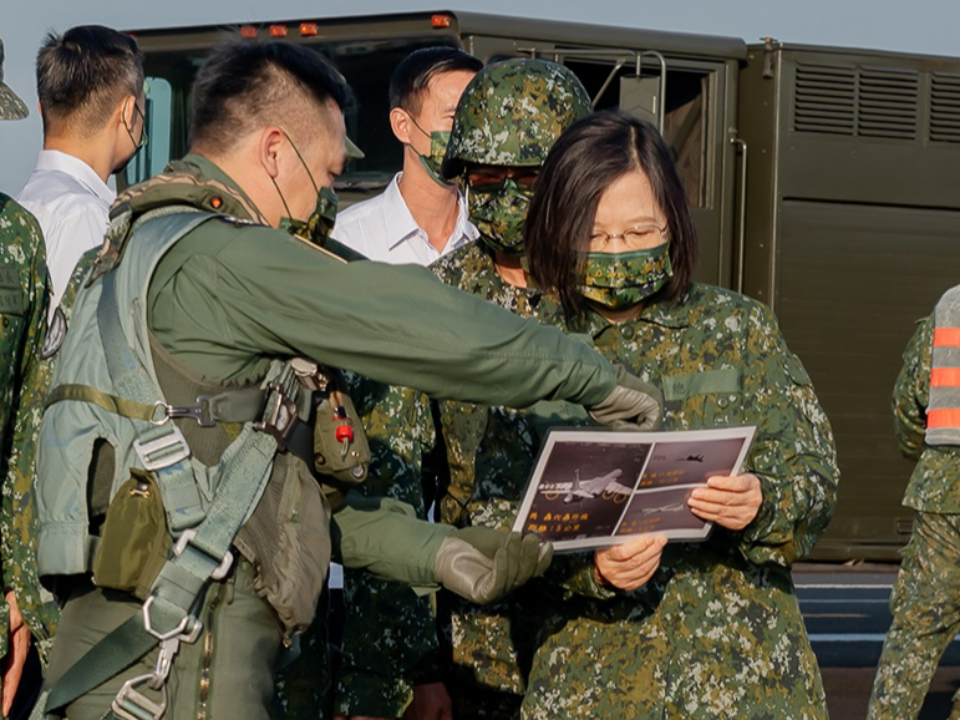 有玄機！「咬住轟6」小英意外洩軍機